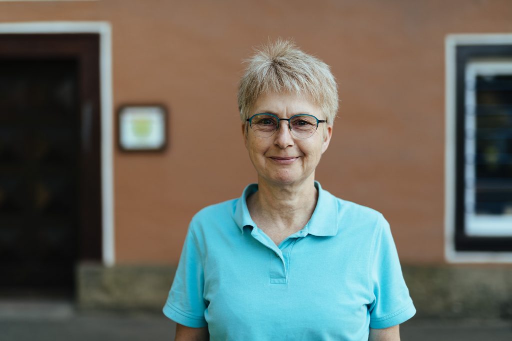 Müllerin Karin Leiber vor der Steigmühle Engen