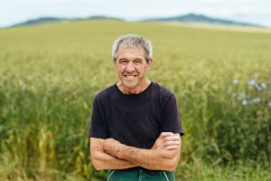 Bioland Landwirt Gerhard Riesterer steht vor grünem Feld